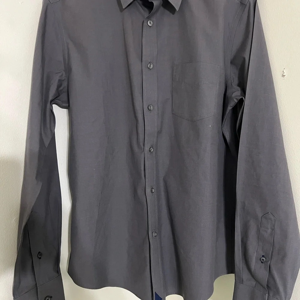 Men's UNTUCKit Gray Dress Shirt size M slim fit wrinkle free - Picture 2 of 4